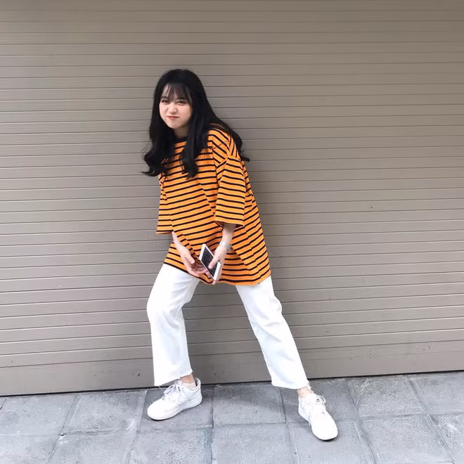 Nguyễn Hằng theo phong cách chuẩn "cute hạt me". Cô bạn rất biết cách mix trang phục để giúp bản thân dù không cao nhưng đủ nổi bật để ai cũng phải để ý tới.