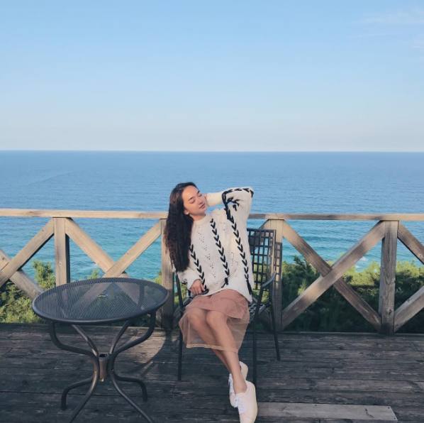 Kaity Nguyễn cũng là cô nàng đại diện cho phe “nấm lùn” nhưng lại rất dễ thương. Với gương mặt xinh xắn cùng nụ cười rất tươi.