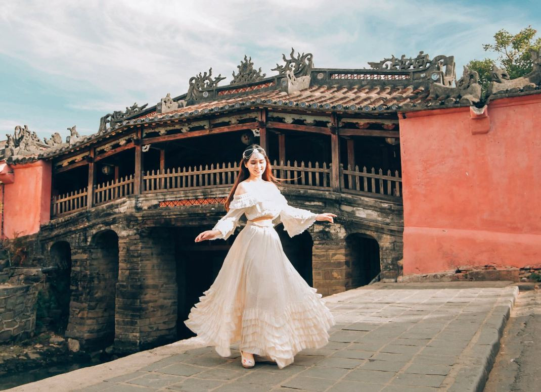 Trên MXH, nhiều dân phượt tranh thủ khoe những bức ảnh check-in chùa Cầu của mình.