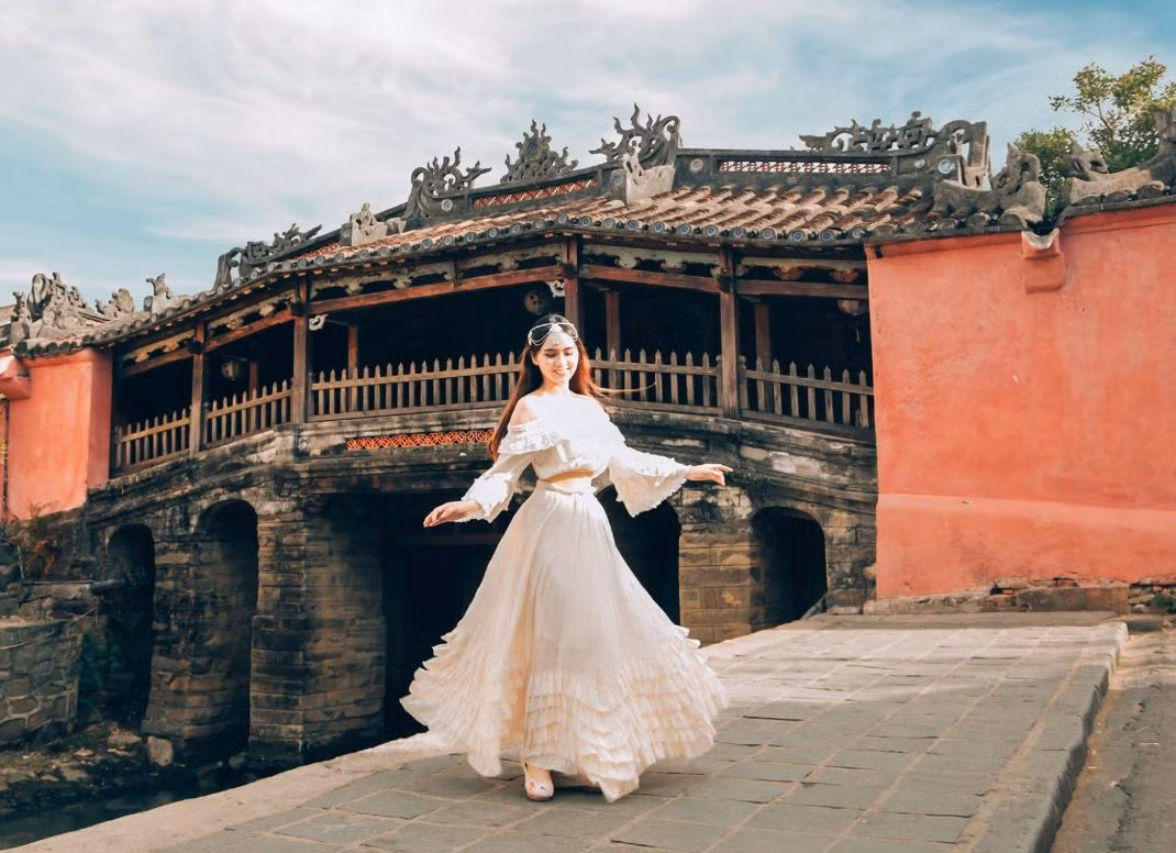 Trên MXH, nhiều dân phượt tranh thủ khoe những bức ảnh check-in chùa Cầu của mình.