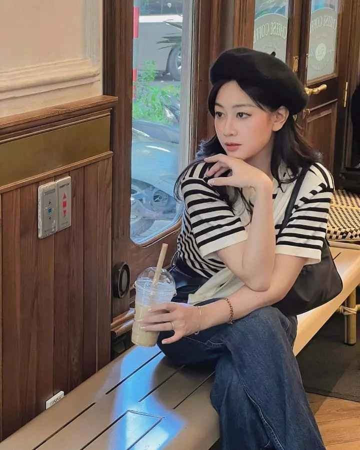 Để tạo nên những bức ảnh mùa thu trong trẻo đẹp như thơ, Phương Anh chỉ dùng chiếc điện thoại thông minh để vừa chụp vừa chỉnh sửa. Buổi chụp này chỉ tiêu tốn khoảng 100 nghìn đồng gồm chi phí đi lại và tiền hoa sen làm đạo cụ.