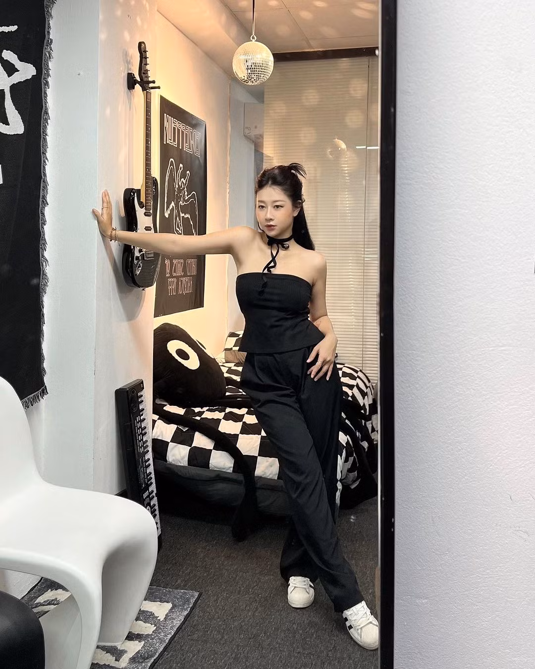 Được nhiều nhiếp ảnh gia tâm huyết giúp đỡ, Phương Anh học hỏi được nhiều kinh nghiệm trong lĩnh vực này. Trước khi gây sốt với video hướng dẫn cách chụp ảnh mùa thu Hà Nội, cô nàng cũng được biết đến với các clip triệu view chia sẻ bí quyết tạo dáng chụp ảnh ở rạp phim, bãi biển, cầu đi bộ...