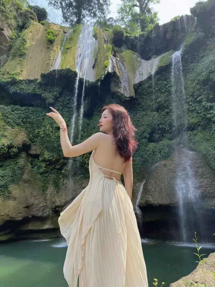 Cũng chính vì đông người nên không phải cứ giơ máy lên là sẽ có ảnh đẹp, mọi người phải chịu khó đi bộ xung quanh khu vực này để tìm được bối cảnh phù hợp.