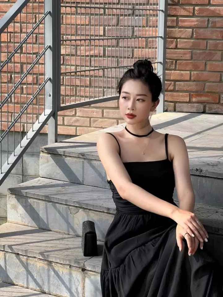 Phương Anhcũng chia sẻ thêm kinh nghiệm: Đường Phan Đình Phùng thời gian này đông đúc nên việc chọn góc chụp không dễ. Thời tiết đầu thu chưa thực sự mát nên việc chụp hình khá mệt. Do đó, nên cân nhắc chụp vào khoảng 16-17h, tiết trời sẽ dịu hơn.