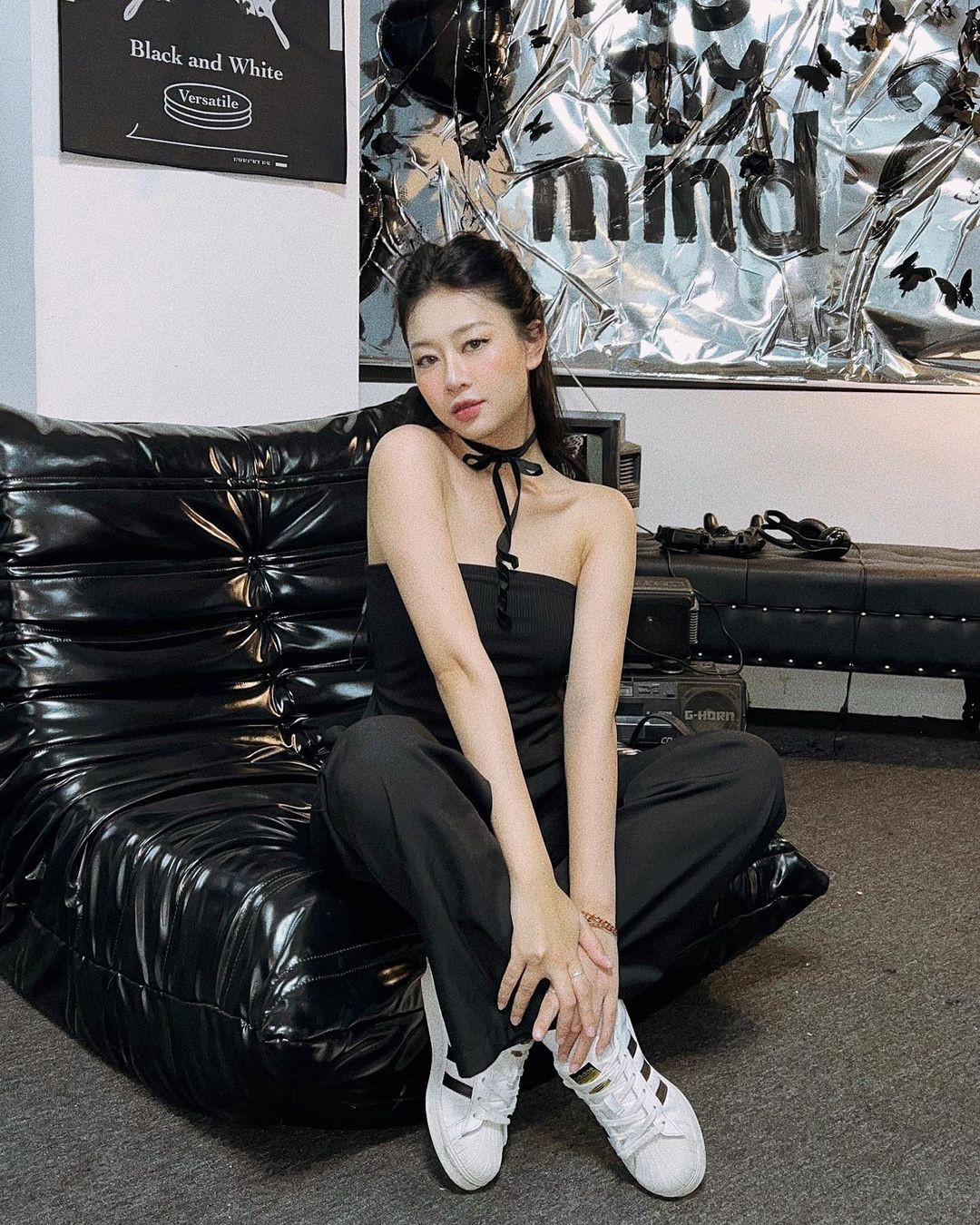 Lê Phương Anh được mọi người biết đến với nickname Leechiee, tốt nghiệp đại học ngành Kiến trúc. Từ năm thứ hai 2 đại học, cô đã đam mê chụp ảnh, sau đó đi làm mẫu ảnh.