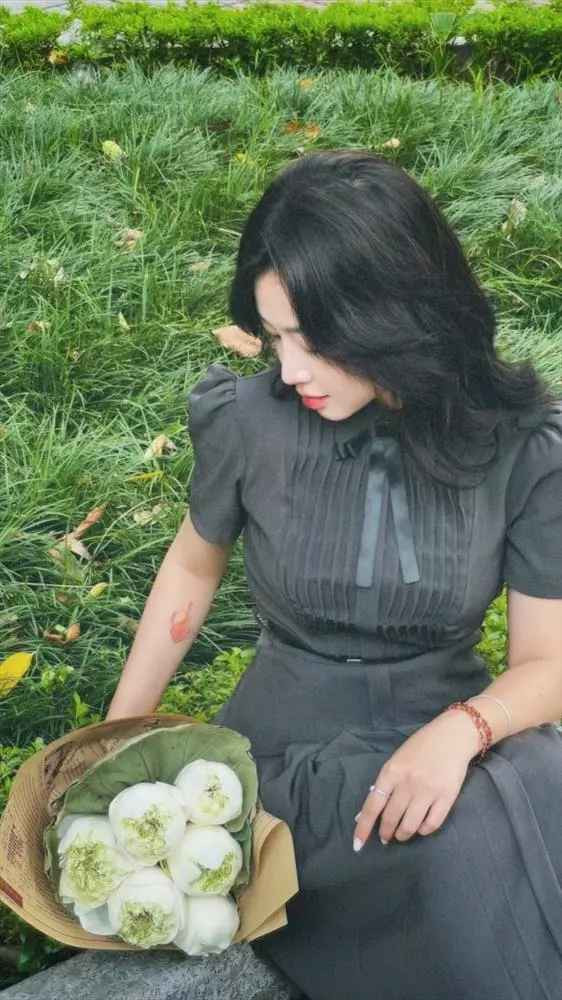 Để có những bức ảnh mùa thu Hà Nội hoàn hảo, không thể thiếu các công cụ chỉnh sửa ảnh. Trong video, Phương Anh hướng dẫn cách dùng các app làm đẹp, việc chỉnh sửa hình thể hay kéo eo thon rất đơn giản. Sau đó, có thể dùng thêm app chỉnh màu ảnh để chọn màu cho hợp mùa thu.