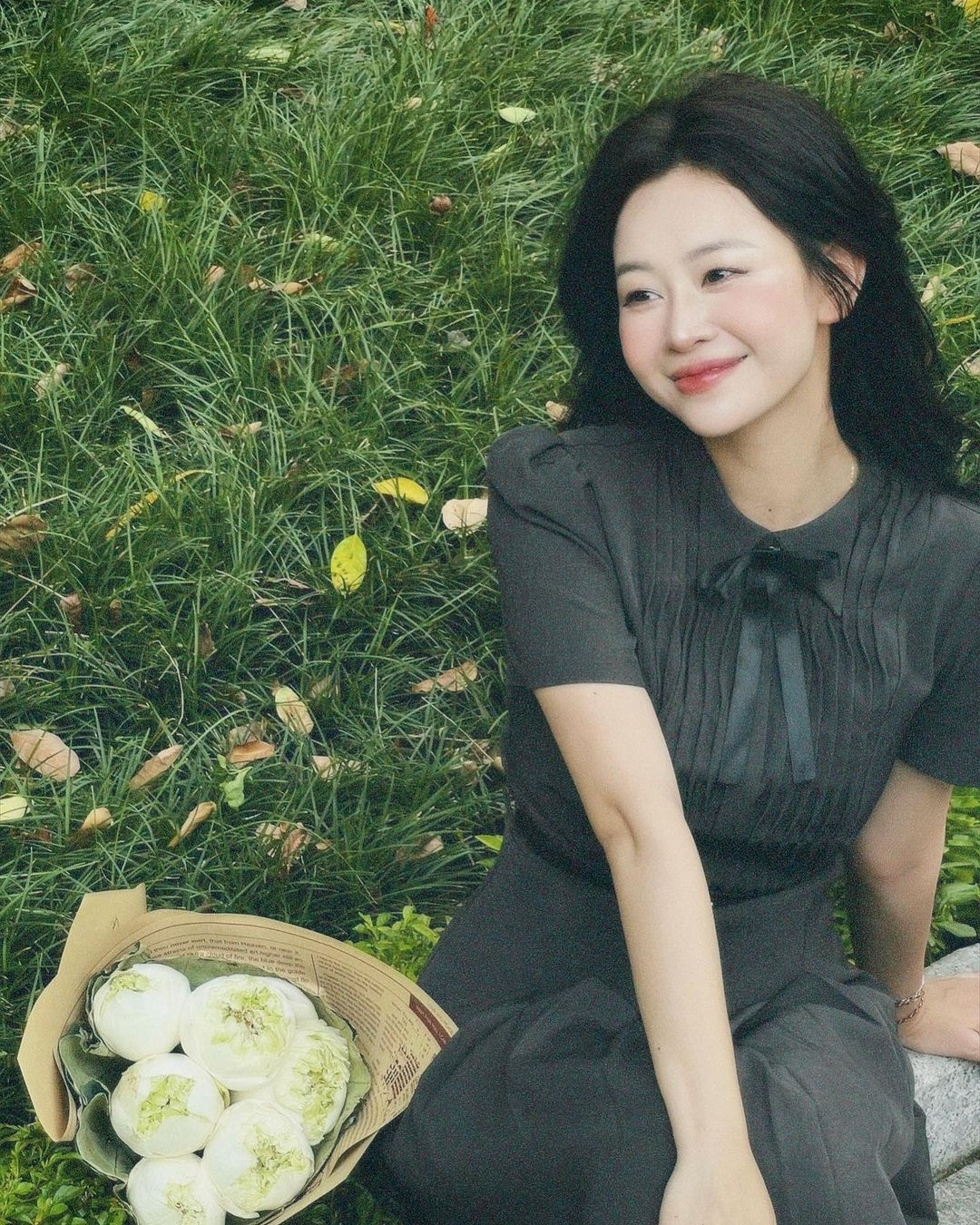 Trong clip này, Phương Anh hướng dẫn cách chụp ảnh với mùa thu Hà Nội bằng cách thị phạm trên đường Phan Đình Phùng.