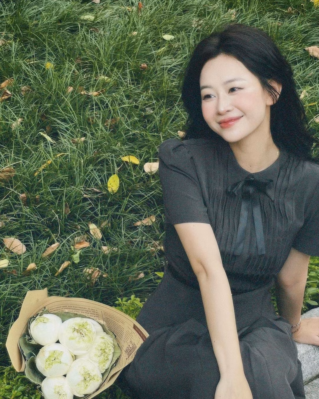 Trong clip này, Phương Anh hướng dẫn cách chụp ảnh với mùa thu Hà Nội bằng cách thị phạm trên đường Phan Đình Phùng.