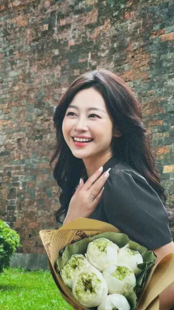 "Với mình, đây là khoảng thời gian yêu thích và mong chờ nhất trong năm, bởi mùa thu Hà Nội thật sự rất đẹp. Các bạn followers của mình cũng vậy, khá bạn nhiều hỏi mình về cách chụp mùa thu nên mình đã lên ý tưởng chia sẻ một vài tips với mong muốn rằng các bạn ấy có thể lưu giữ những khoảnh khắc đẹp của bản thân cùng mùa thu", Phương Anh nói.