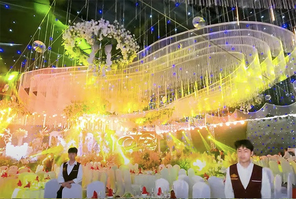 Đám cưới cũng sự dụng rất nhiều hoa tươi để trang hoàng. Nhân viên phục vụ đông đảo để chăm sóc khách mời chu đáo nhất có thể.