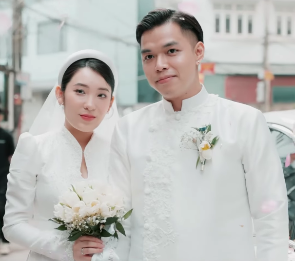 Được biết, chú rể là Xuân Thắng, cô dâu tên Thu Anh. Anh Xuân Thắng là cháu trai của một "bà chủ" sở hữu showroom siêu xe tại Việt Nam. Đó cũng là lý do mà đám cưới không thể vắng mắt những siêu xe đình đám.