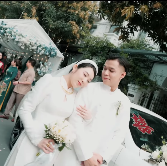 Không chỉ ấn tượng với quy mô tổ chức tiệc cưới, người xem còn trầm trồ trước nhan sắc của cô dâu, chú rể. Ai nấy đều cho rằng cả 2 đích thực là "trai tài, gái sắc", chú rể điển trai, lịch lãm bên cạnh cô dâu xinh đẹp, dịu dàng, tạo nên khung cảnh tuyệt đẹp. Người xem đồng lòng gửi lời chúc đến cặp đôi.