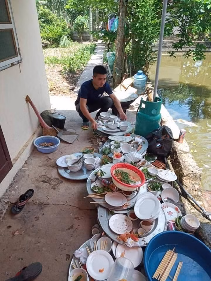 Không khó để thấy hình ảnh những cô gái về ra mắt nhà người yêu hay những nàng dâu về nhà chồng phải rửa bát đĩa thành một núi.