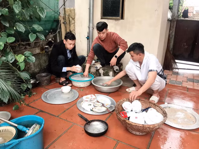 Trước đó, trên MXH không ít lần các dân mạng cũng đăng tải bức ảnh hội anh em sẵn sàng sắn tay lên để rửa bát khi nhà có việc.