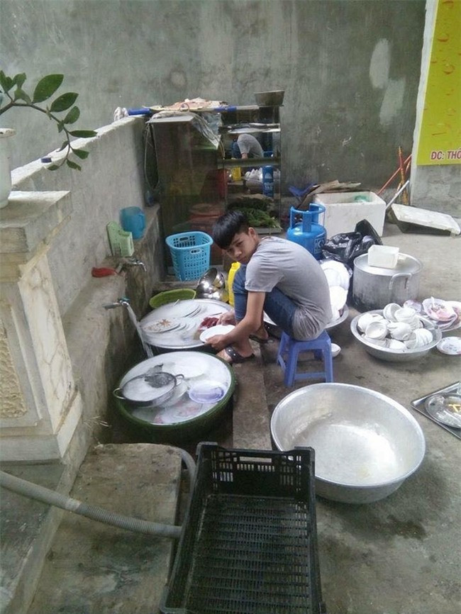 Dù chưa biết rõ thực hư bức ảnh là thật hay chỉ đang "diễn" nhưng một chàng trai nếu làm được như những gì đã nói ở trên thực sự là hình mẫu đàn ông đáng mơ ước của hội chị em.