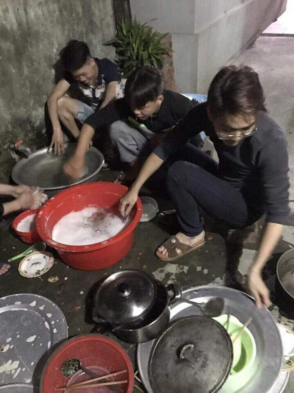 Mời quý độc giả xem video: Bi hài khi giáo viên cấp 2 đi rửa bát - Nguồn: VTC