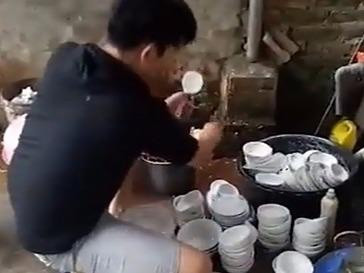 Trước đó, hình ảnh cánh mày râu sắn tay rửa bát từng được dân mạng chia sẻ và nhận về vô vàn lời khen.