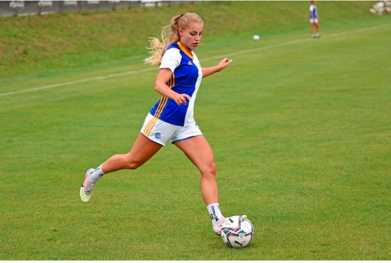 Chân sút 22 tuổi có lượng fan đông đảo nhờ gương mặt cuốn hút, thân hình và thần thái chuẩn người mẫu.