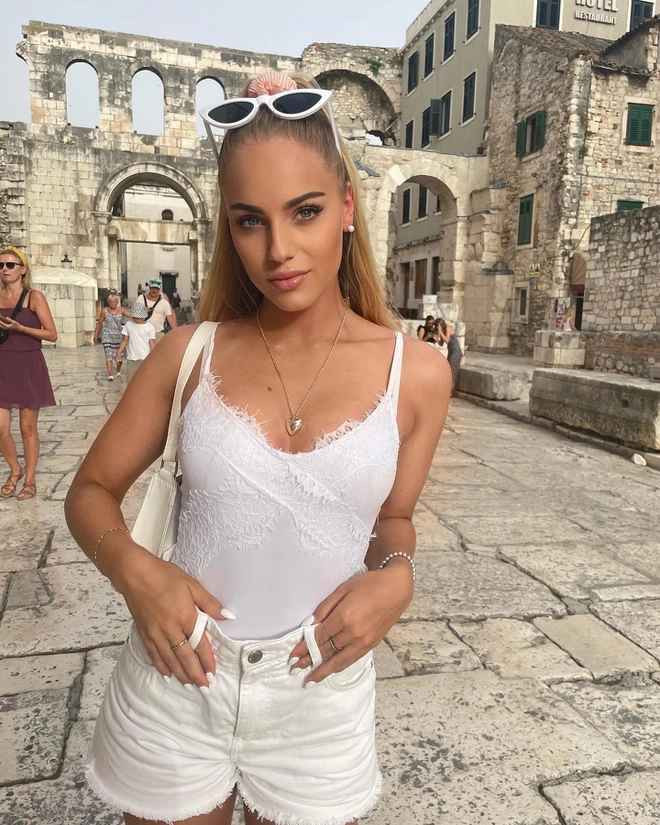 Markovic chia sẻ: "Rất nhiều người gửi tin nhắn và giả vờ là người hâm mộ. Nhưng tôi biết chính xác thứ họ muốn. Hầu hết chưa từng xem tôi chơi bóng và chỉ quan tâm vẻ bề ngoài. Thật đáng tiếc! Tôi nghĩ trước tiên họ nên tìm hiểu kỹ để xem tôi có thể làm gì trong làng túc cầu".