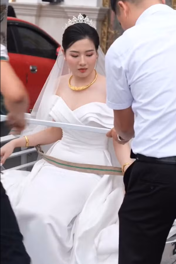 Không cần quá cầu kỳ, mái tóc búi cao cùng lớp trang điểm nhẹ nhàng cũng đủ tôn lên đường nét gương mặt phúc hậu, đằm thắm, ngũ quan hài hòa của cô dâu này.