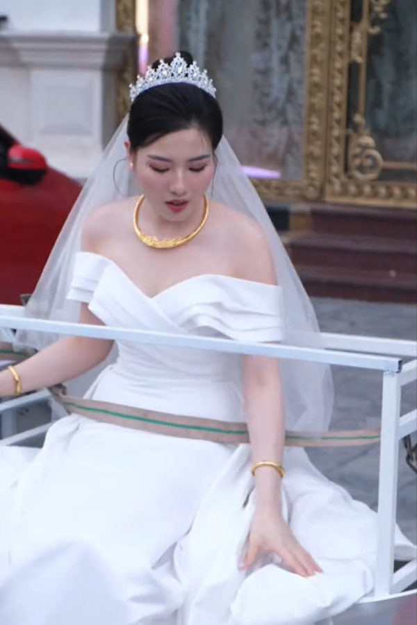 Mặc một chiếc váy trắng dài và ngồi trên chiếc "ghế" được thiết kế theo hình trăng lưỡi liềm, nàng dâu trông không khác gì tiên nữ trên cung trăng.