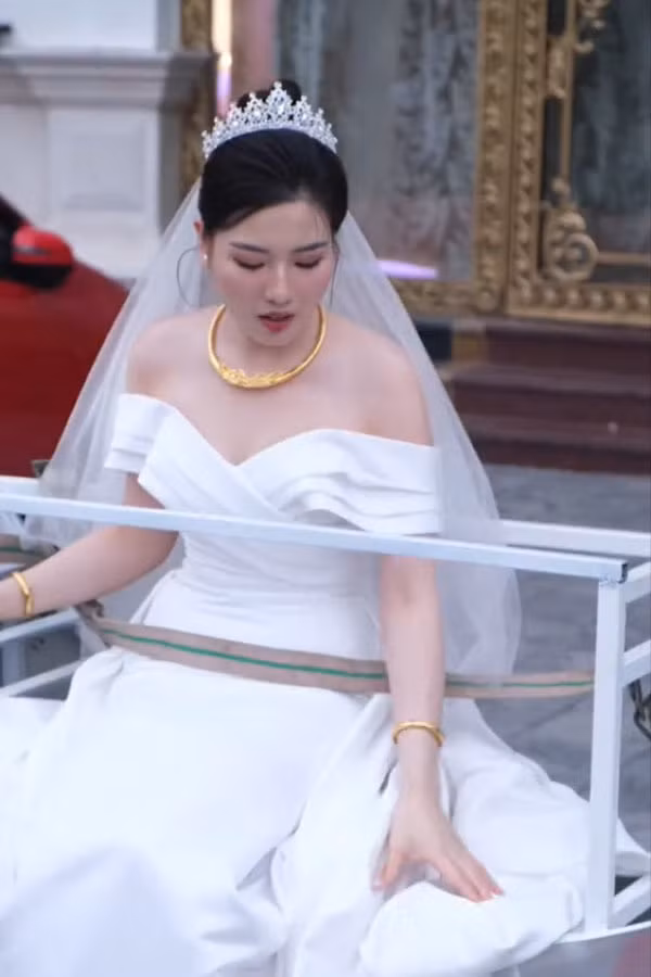 Mặc một chiếc váy trắng dài và ngồi trên chiếc "ghế" được thiết kế theo hình trăng lưỡi liềm, nàng dâu trông không khác gì tiên nữ trên cung trăng.