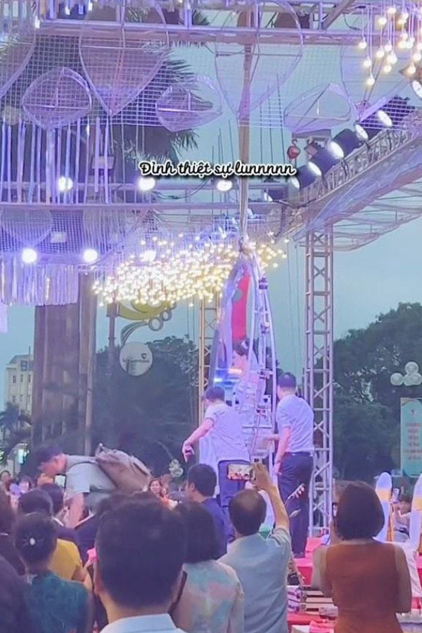 Đám cưới là một trong những dịp quan trọng trong đời người nên ai cũng muốn ngày vui của mình được diễn ra trọn vẹn, tuyệt vời nhất. Nhiều cặp đôi đã lựa chọn những phong cách tổ chức tiệc cưới độc, lạ để ghi lại kỷ niệm này.