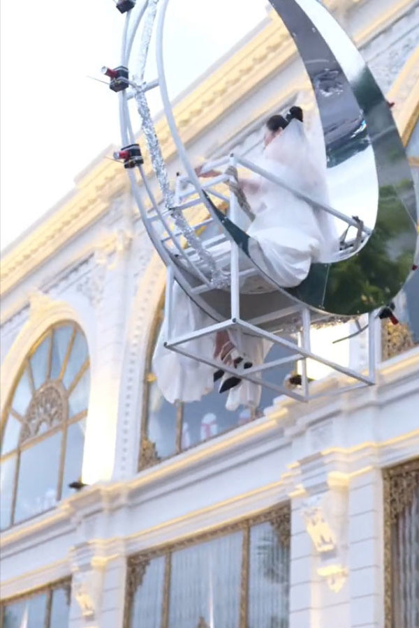 Nhiều người xung quanh khi chứng kiến đã nhanh chóng cầm điện thoại ra ghi lại khoảnh khắc ấn tượng này vì có lẽ đây là lần đầu tiên có người dùng cần cẩu để rước dâu như vậy.