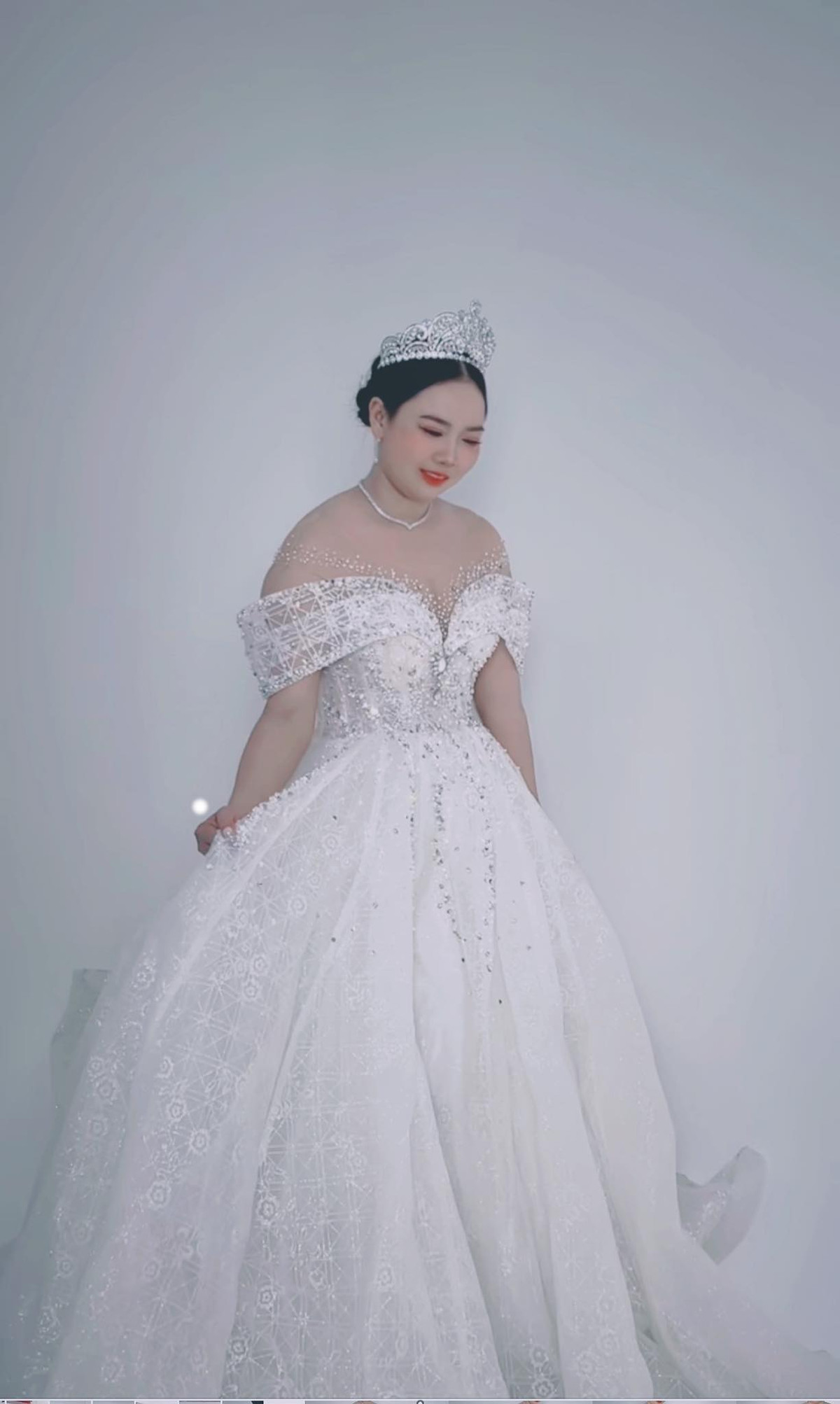 "Cô hai báo" Ngọc Linh nổi lên với mối tình đồng giới với "mợ hai báo" Ngọc Huyền.