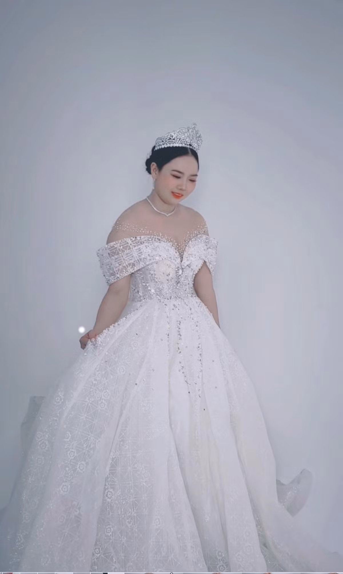 "Cô hai báo" Ngọc Linh nổi lên với mối tình đồng giới với "mợ hai báo" Ngọc Huyền.