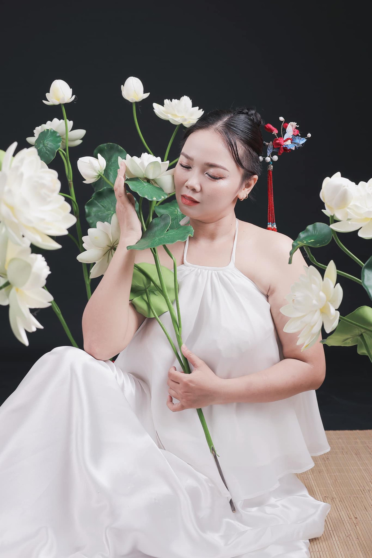 Không những vậy, khi diện một chiếc váy trắng bồng bềnh, "cô hai báo" lại càng thêm phần nữ tính.