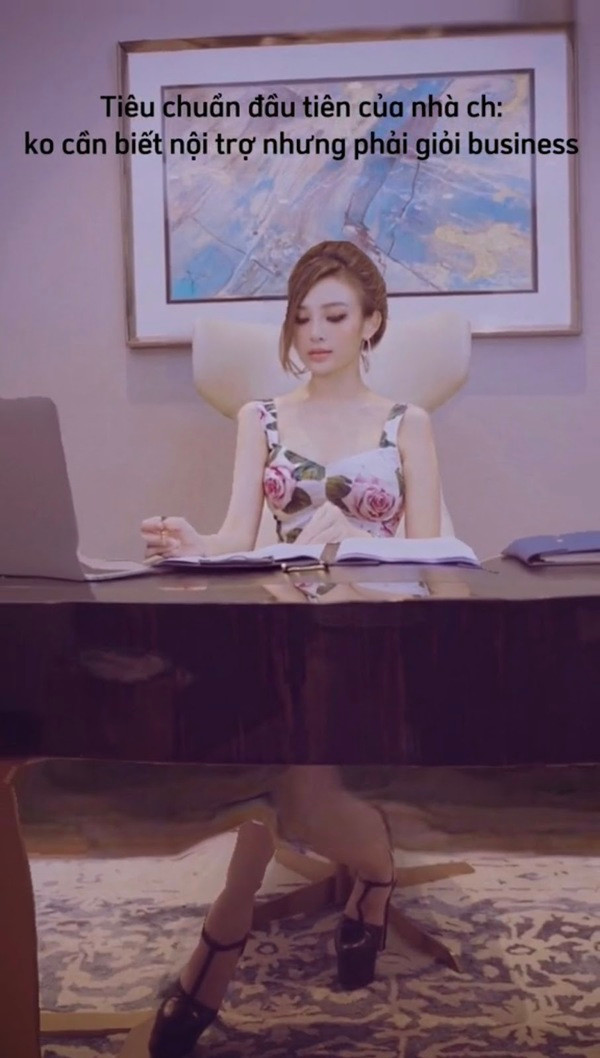 Kèm theo đó, hot girl Huyền Baby không quên đăng tải ảnh sang chảnh bản thân đang ngồi trước một chiếc bàn làm việc.