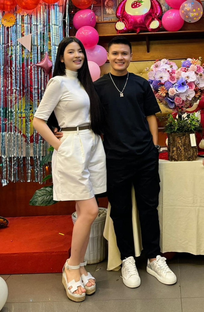 Dù có là anti-fan cũng khó mà phủ nhận nhan sắc của nàng WAG "thị phi" nhất làng bóng đá đã thăng hạng sau sinh con thế nào.