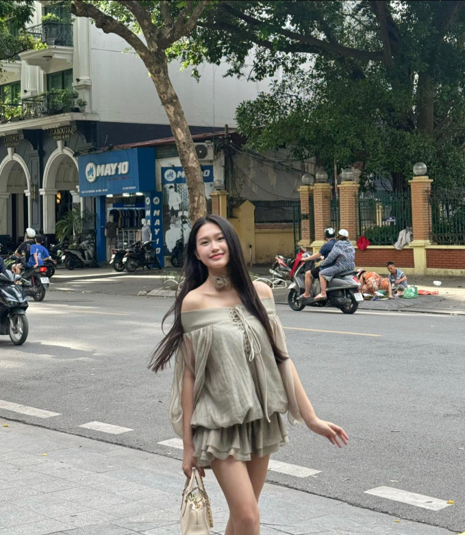 Mới đây, bà xã Đoàn Văn Hậu - Doãn Hải My tung bộ ảnh chụp tại Namsan, Hàn Quốc khiến dân tình trầm trồ. Nhiều người để lại bình luận khen nhan sắc ngọt ngào của nàng WAG, khẳng định "trông như thời con gái" chứ không giống người mới sinh con