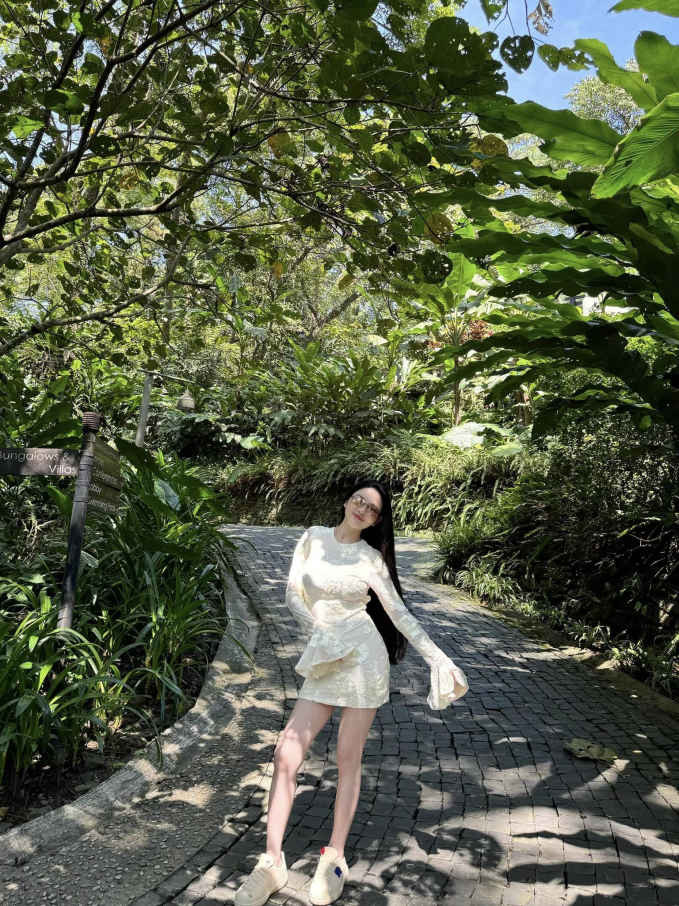 Hai tháng sau khi sinh con trai, Chu Thanh Huyền khiến dân mạng chú ý khi tung ảnh diện váy ôm sát khoe vóc dáng có phần đầy đặn và đôi chân dài, cuốn hút chuẩn "gái một con trông mòn con mắt"