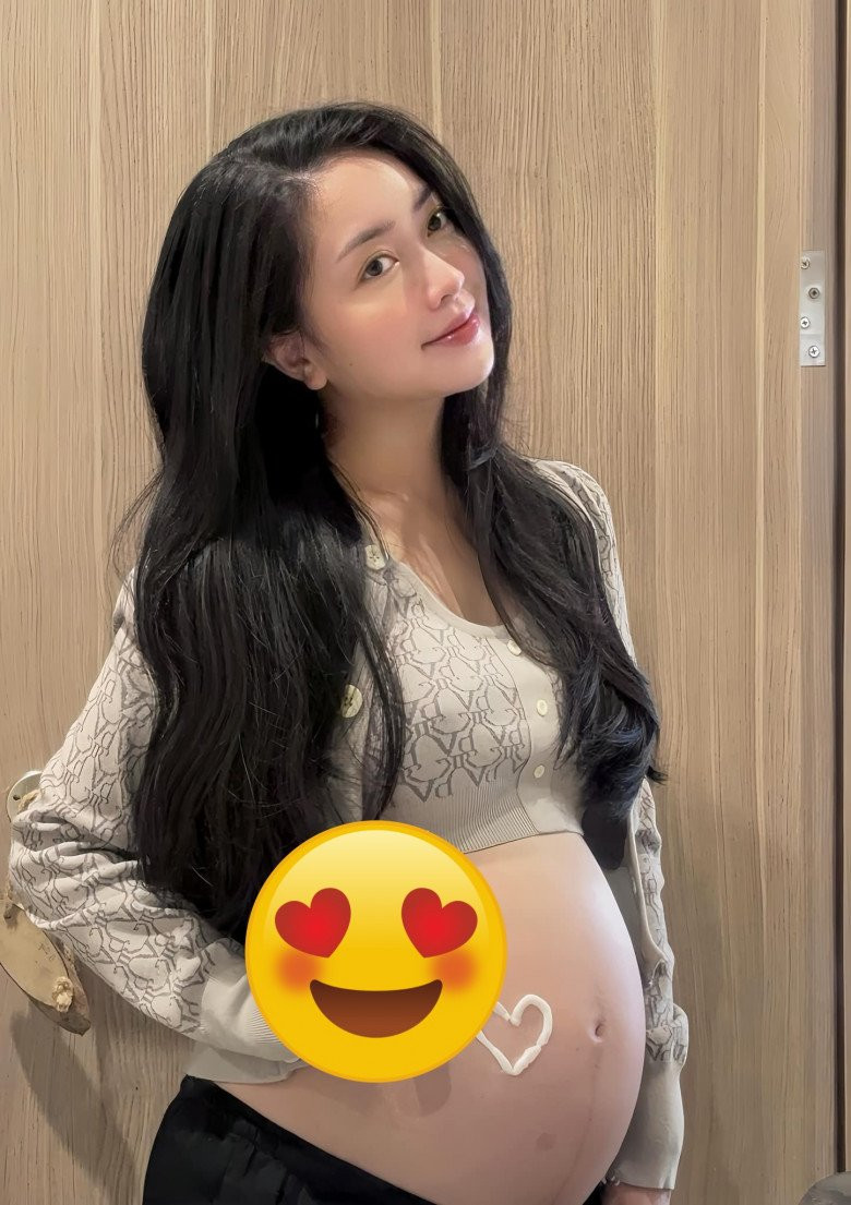 Một nàng WAG đình đám khác cũng đã sinh "bé Rồng" vào thời gian qua là Mai Hà Trang - bà xã tiền đạo Hà Đức Chinh. Hai tháng sau sinh, Mai Hà Trang khiến dân tình không khỏi "sốc visual" khi tung bộ ảnh đón sinh nhật nhưng trông giống hệt thời cô nàng còn con gái