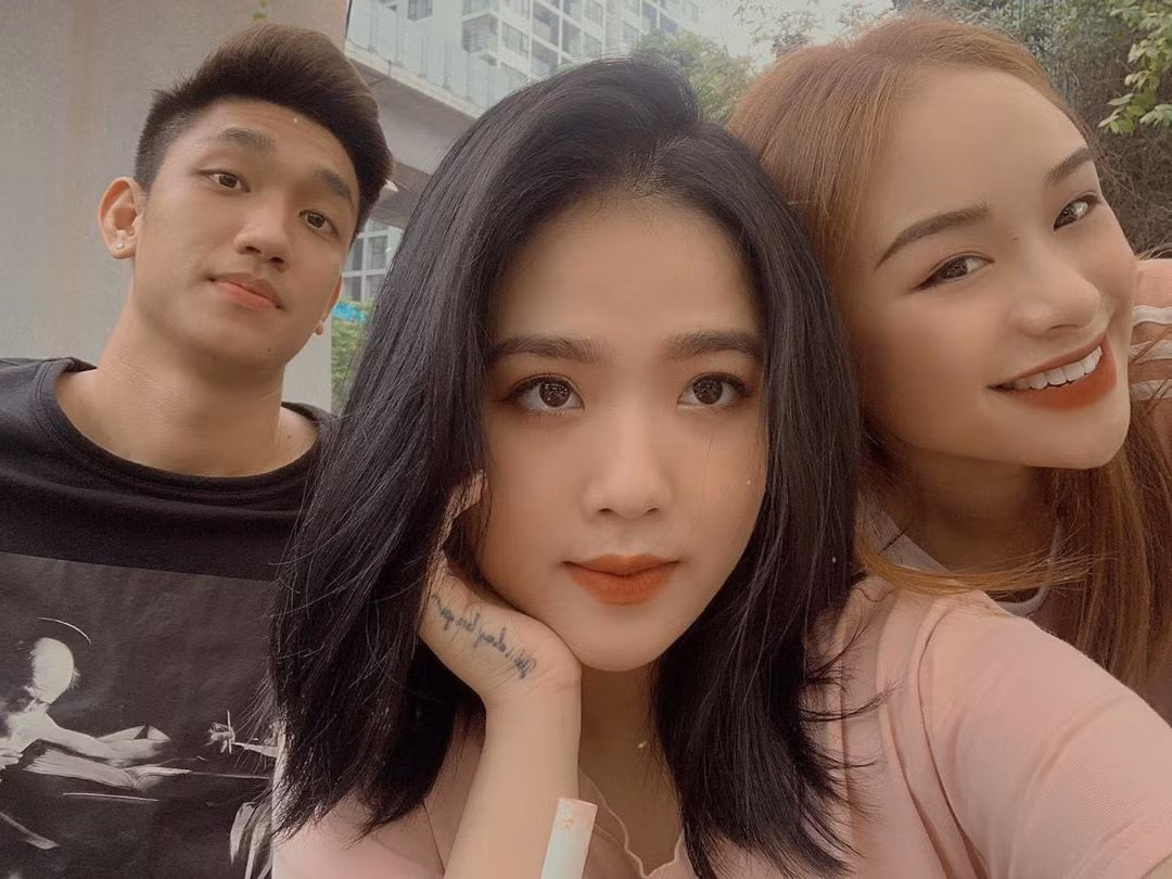 Mỗi bức ảnh của Huyền My đều đi kèm cùng đôi vần thơ hay dòng caption so deep kèm emotion trái tim bay phấp phới.