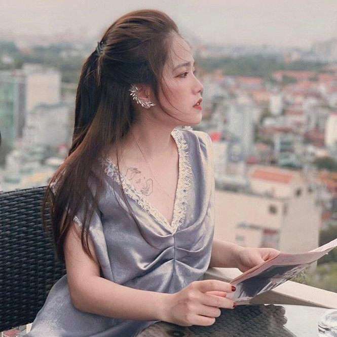 Đương nhiên đa phần những dòng quote này đều là đi mượn trên mạng nhưng "cô chủ tiệm nail" cũng rất chịu khó đầu tư trang phục, tạo dáng nữa.