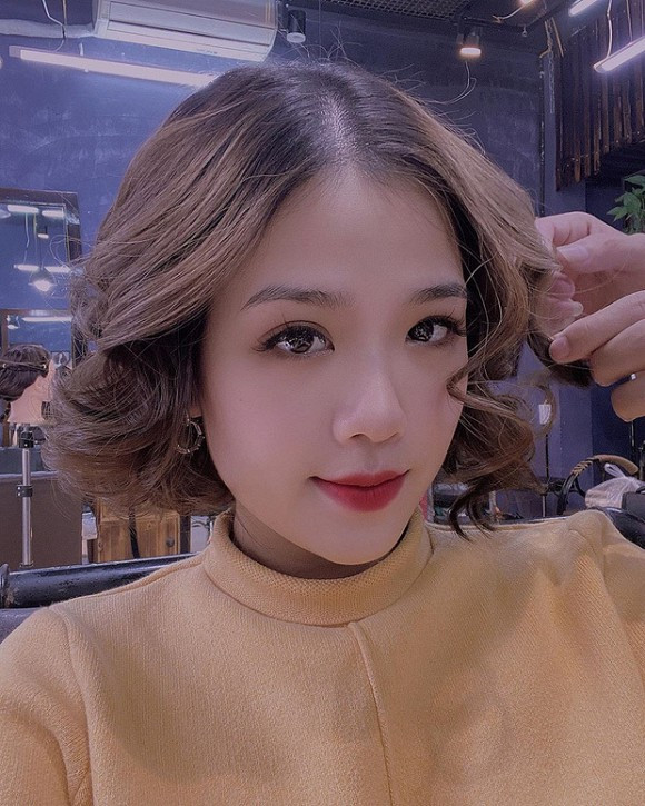 Trước đó, chiều 24/5, Huỳnh Anh đăng tải bức ảnh chụp cùng mẹ tiền vệ Quang Hải. Dưới bức ảnh tình cảm, thân thiết của mẹ bạn gái, Quang Hải để lại bình luận gây chú ý: "Hai chị em đẹp quá".