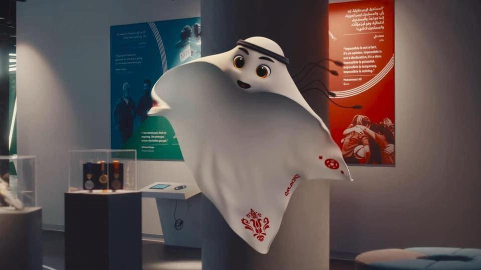 Quả thật vậy, fan hâm mộ bóng đá trên khắp thế giới đã liên tục để lại những bình luận về La'eeb. Nhiều người cho rằng linh vật này trông giống như một hồn ma vậy, nhưng thay vì là một linh hồn đáng sợ, đây lại là một hồn ma rất dễ thương.