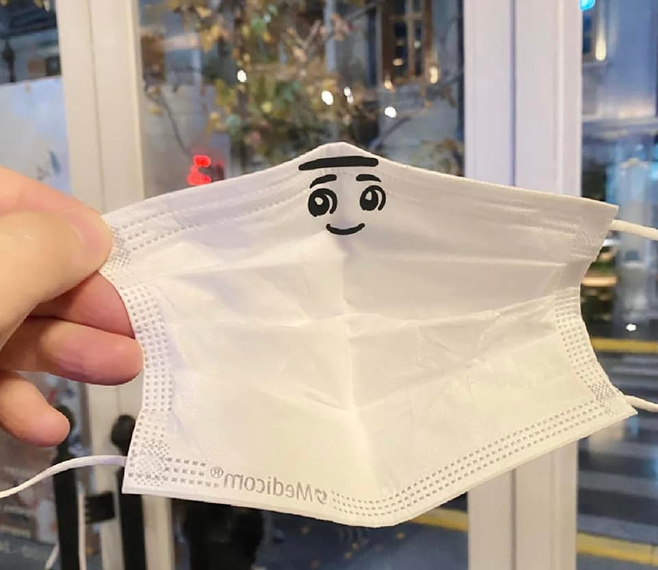 Nhà thiết kế và chiến lược thương hiệu Amani Qaddoumi, người sáng lập thương hiệu alb khi nói về linh vật World Cup 2022 đã cho biết: “Ấn tượng đầu tiên của tôi về linh vật này là sự thân thiện. Linh vật mang yếu tố Ả Rập sẽ rất có lợi không chỉ cho du lịch mà còn là về giao lưu văn hoá. Tuy nhiên La'eeb vẫn có phần trông khá giống hồn ma Casper".