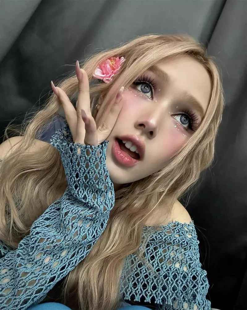 Nhưng gây chú ý hơn cả chính là phong cách ăn mặc của Xoài Non.