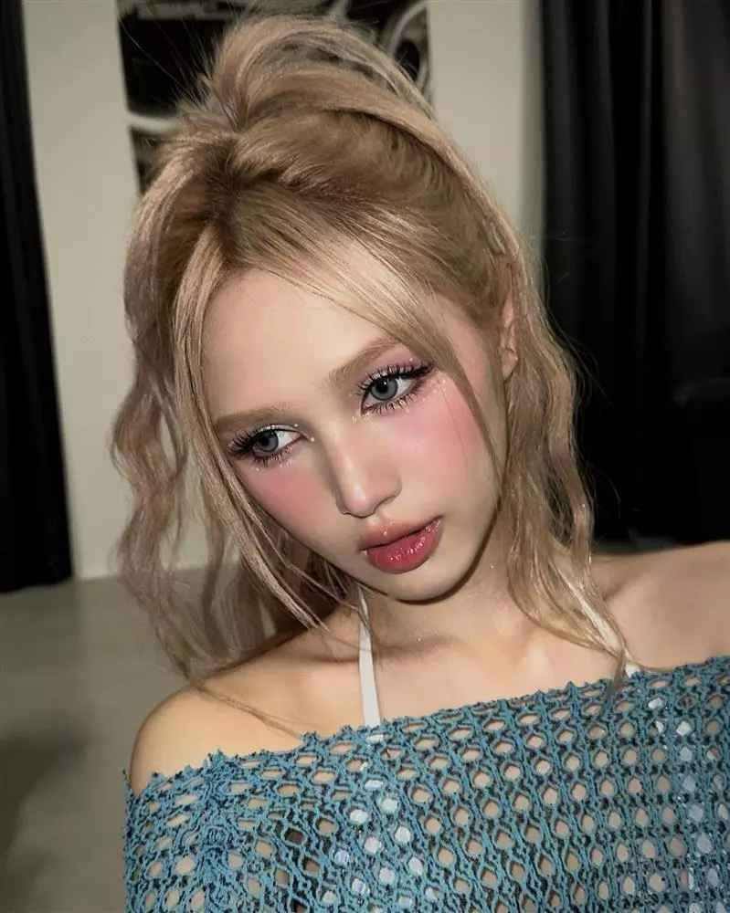 Để ý sẽ thấy dạo gần đây hot girl Instagram này thường chọn phong cách thời trang kiểm vải để khoe vòng eo phằng lì và vòng 1 gợi cảm.