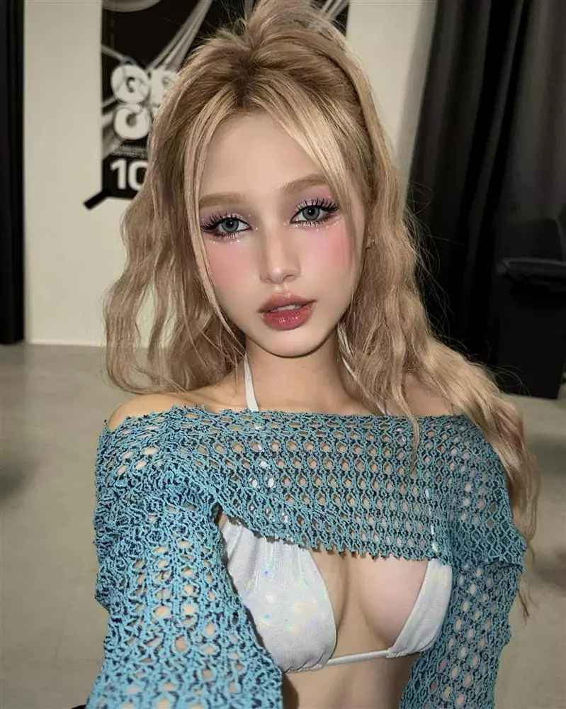 Điển hình như mới đây, Xoài Non đã khoe ảnh mới về bản thân. Bộ hình này của nàng hot girl Gen Z được lấy từ cảm hứng nhân vật hoạt hình nổi tiếng búp bê barbie.