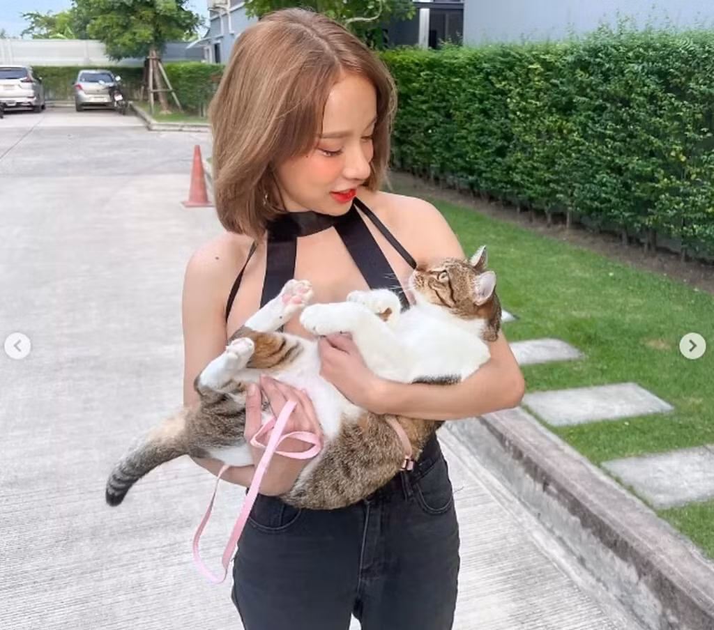 Cách đây ít này, nữ DJ Moss đã khiến giới truyền thông xứ Chùa Vàng phải đăng bài phê bán vì thái độ cợt nhả tại sân bay.