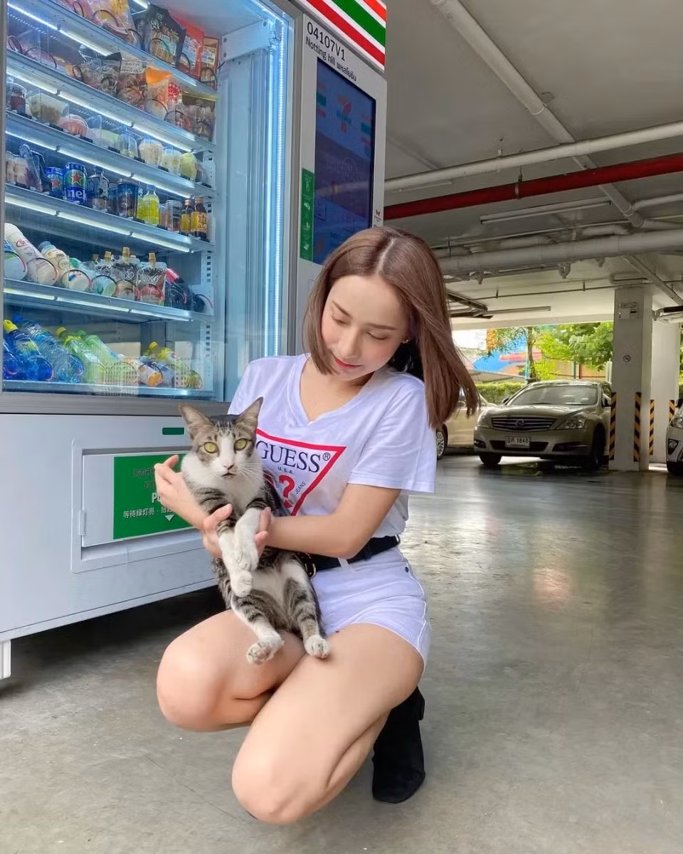 Giờ đây, hàng loạt những bài đăng chê bai nhân cách, lối sống của Moss đang tràn ngập trên MXH.