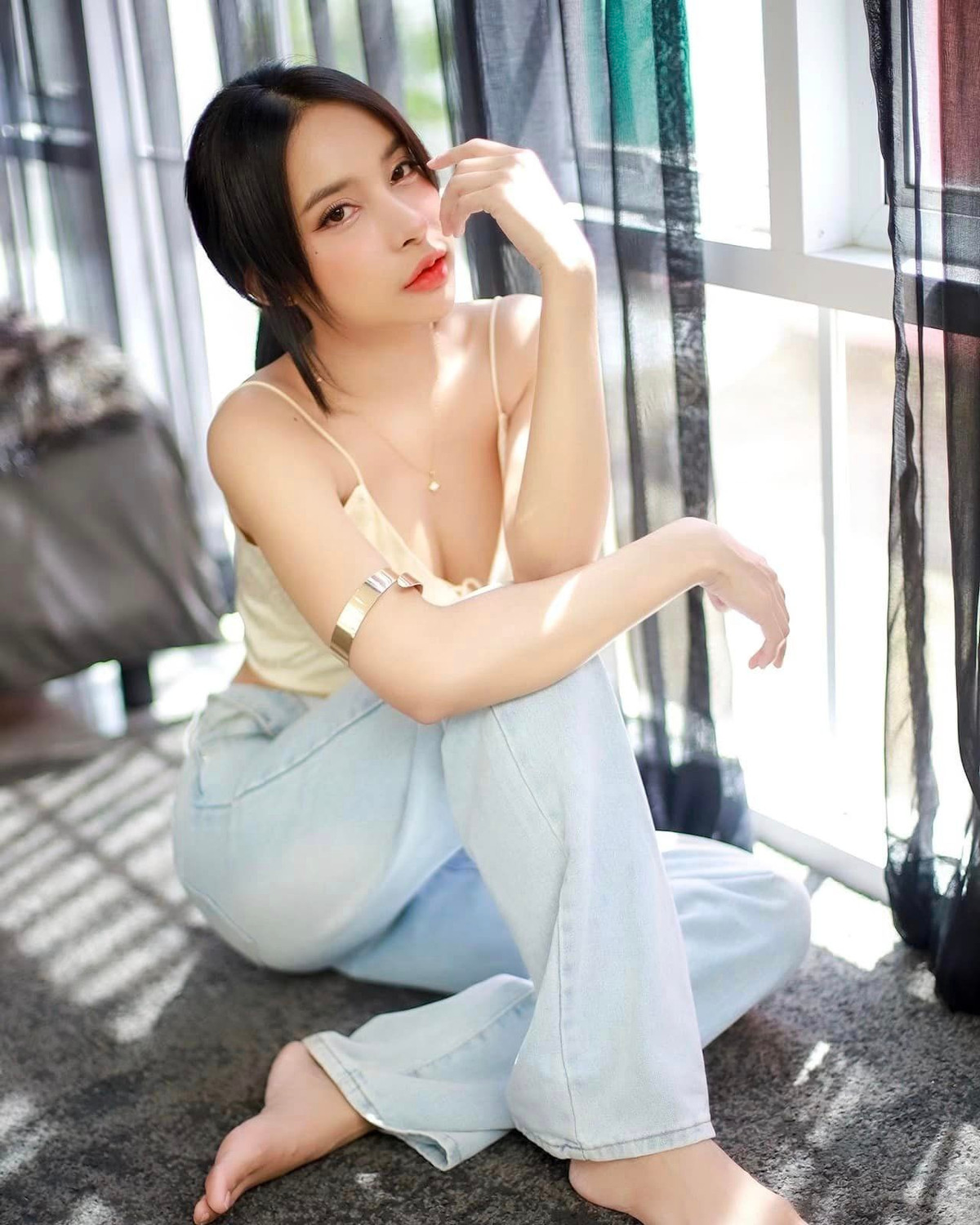 Ở địa điểm này, nữ DJ đã cố tình duyện đồ xuyên thấu để khoe trọn dáng vẻ trần trụi của bản thân dưới những tấm bikini mỏng manh.