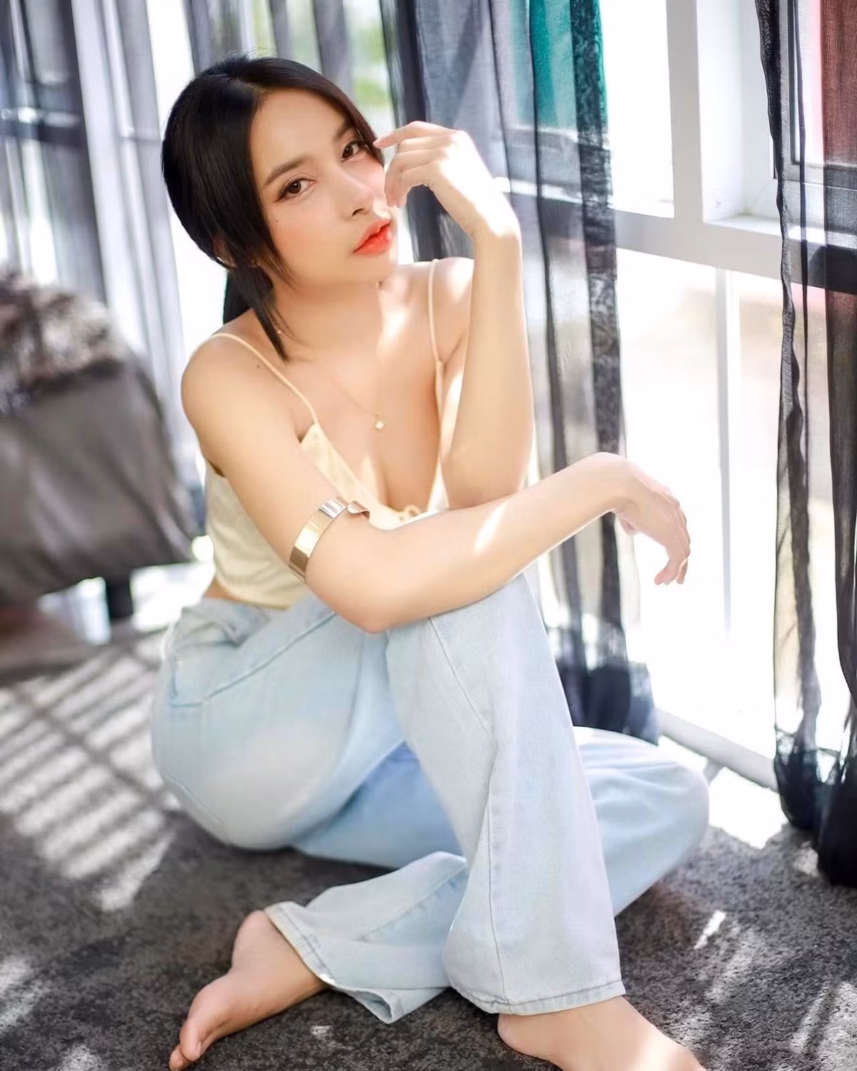 Ở địa điểm này, nữ DJ đã cố tình duyện đồ xuyên thấu để khoe trọn dáng vẻ trần trụi của bản thân dưới những tấm bikini mỏng manh.