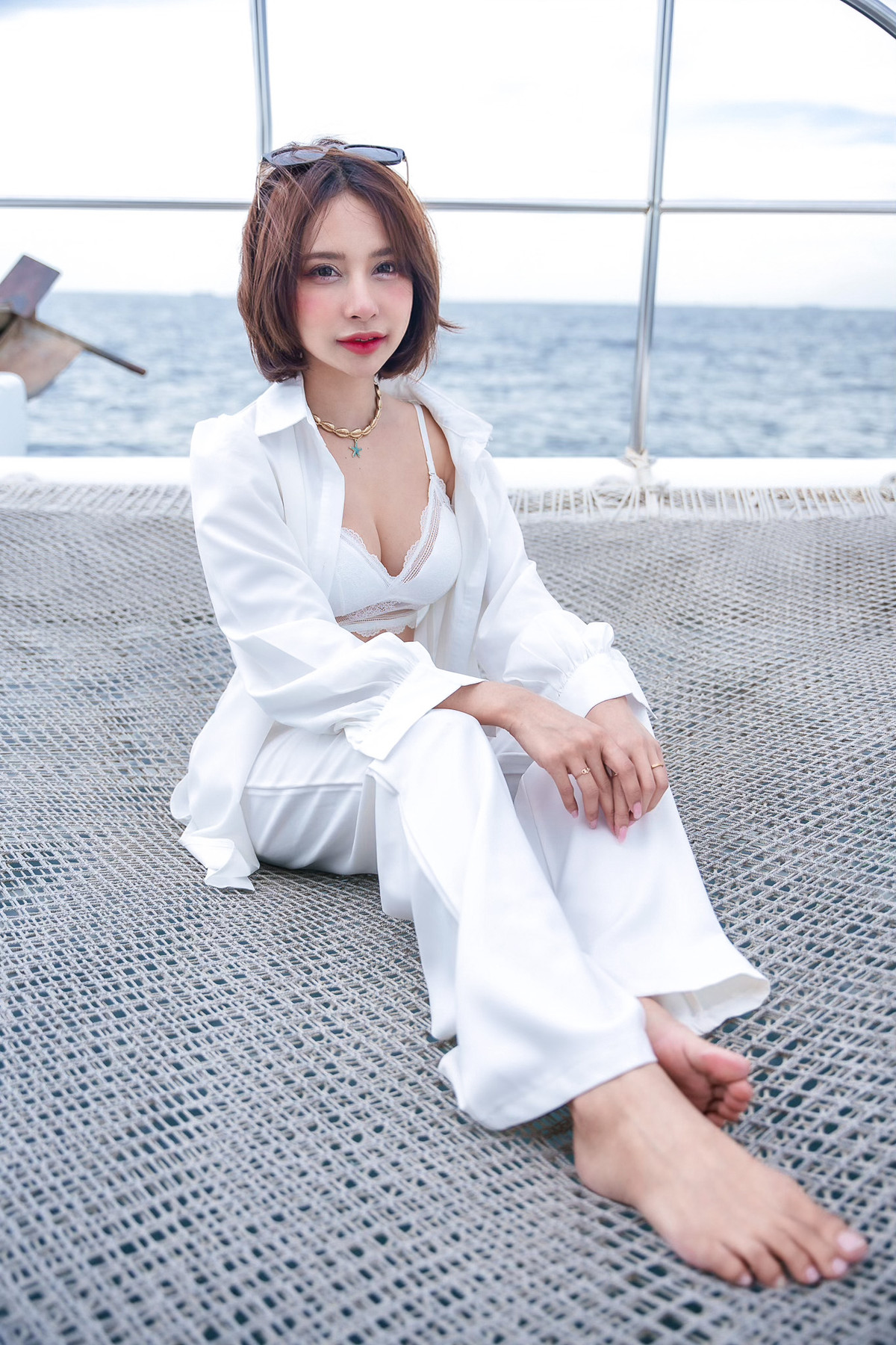 Tuy vậy, việc di chuyển liên tục qua lại giữa các địa điểm đã khiến Moss phải hứng những lời xì xào không mấy hay ho.