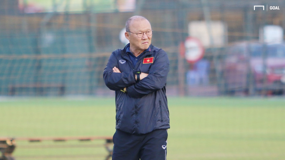 Việc vẫn tin dùng các cầu thủ cũ, thậm chí chấn thương chưa hoàn toàn bình phục như Bùi Tiến Dũng, Thành Chung... của HLV Park Hang Seo mang đến hậu quả là vết thương của các học trò nặng thêm, mất nhiều thời gian chữa trị chữa trị hơn. Ảnh: Goal.